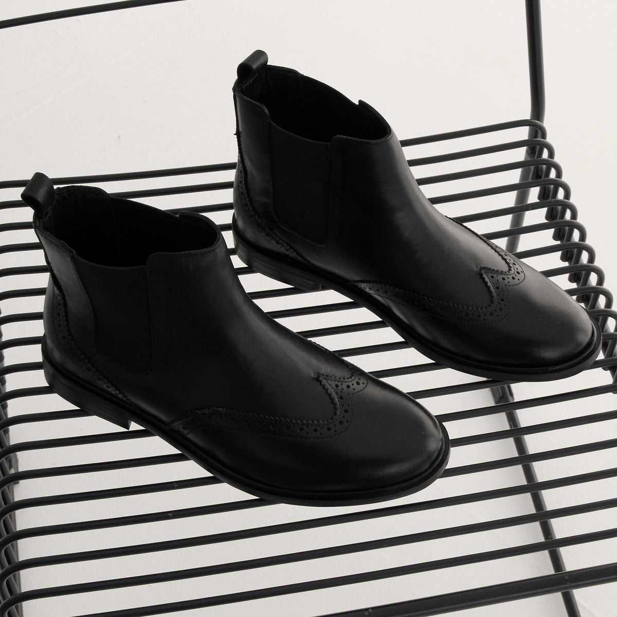 Bota Chelsea Camille em couro preto