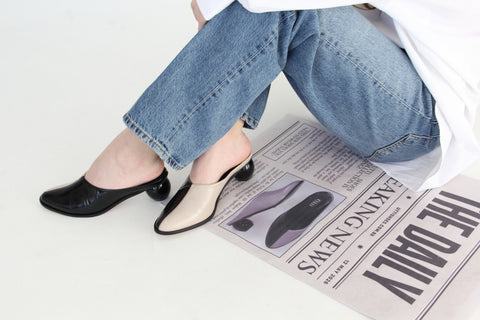 Mule Bicolor Amélie em Couro Maxi Croco Preto e Off White